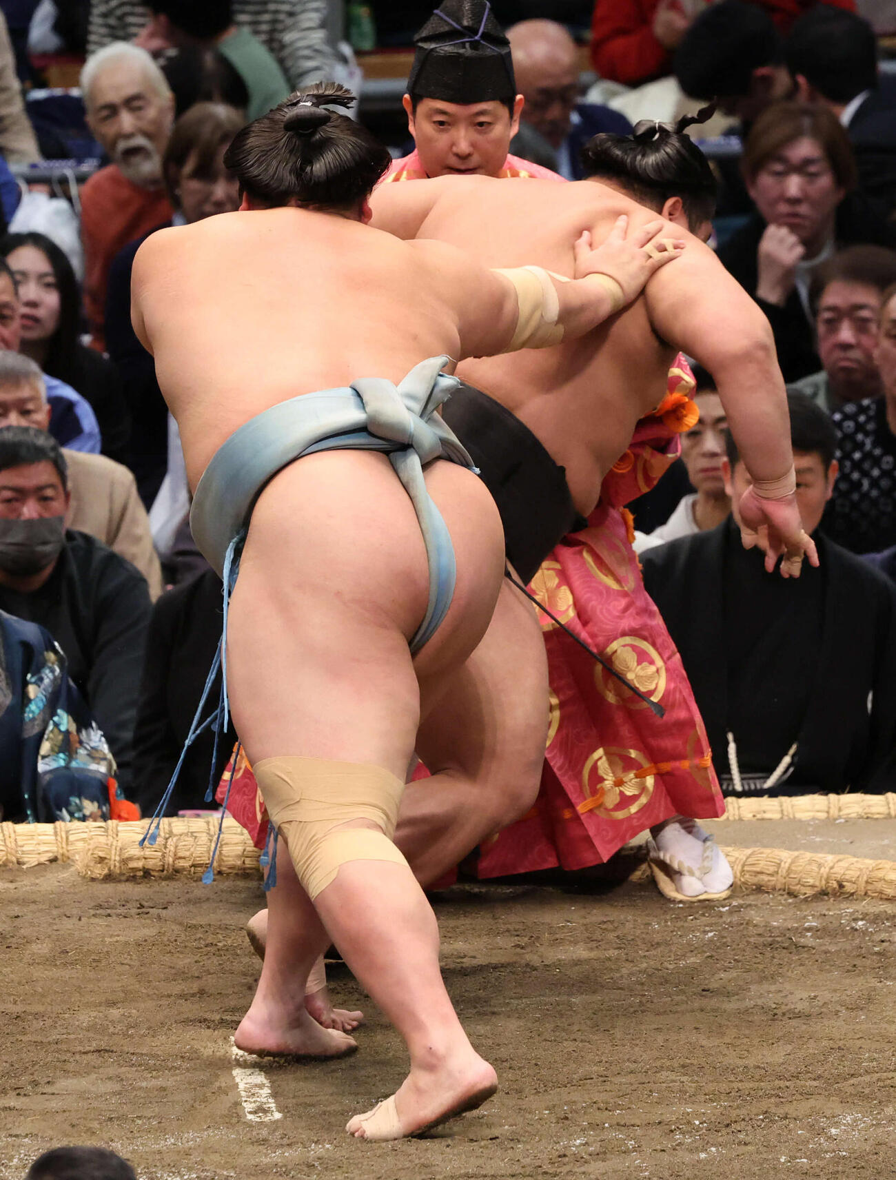 琴勝峰は送り出しで伯乃富士を下し1敗をキープ（撮影・西尾就之）