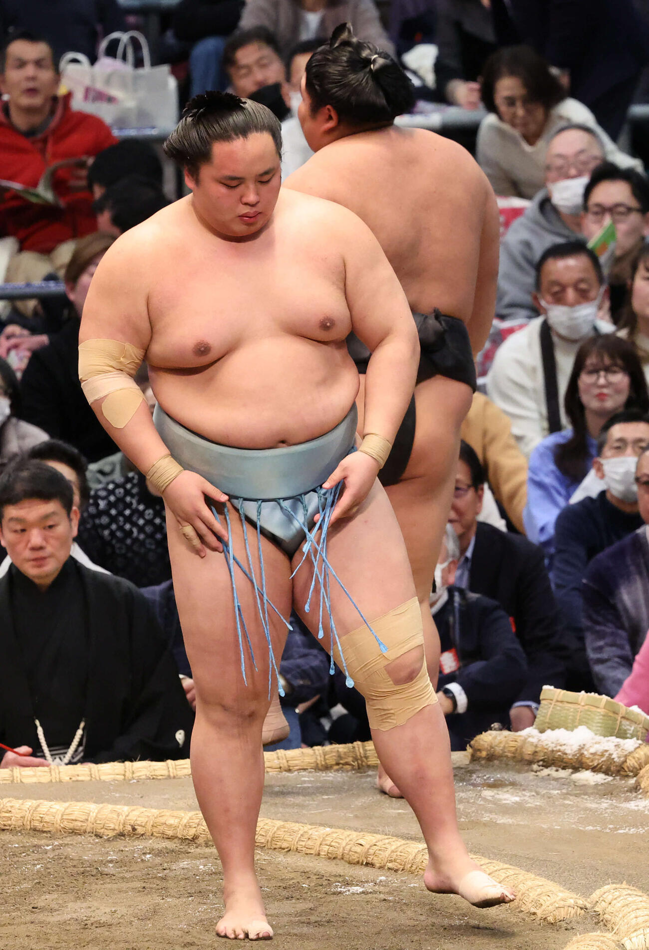 琴勝峰は送り出しで伯乃富士を下し1敗をキープ（撮影・西尾就之）