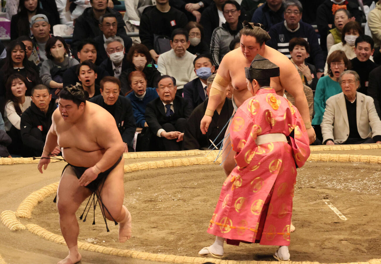 琴勝峰（右）は送り出しで伯乃富士を破る（撮影・宮崎幸一）
