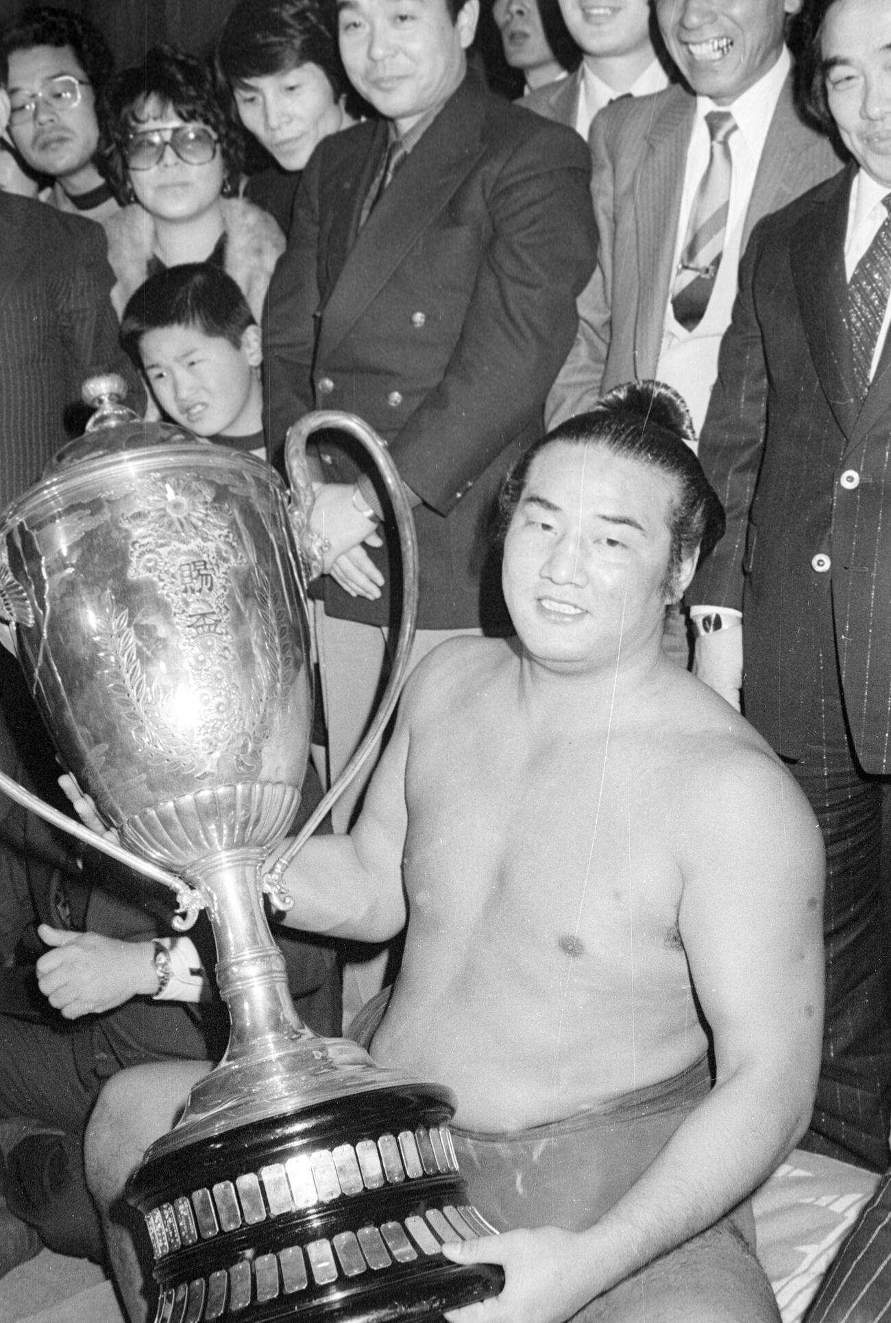 84年3月、大相撲春場所千秋楽　14勝1敗で初優勝を飾り、支度部屋で後援者らと記念撮影する大関若嶋津