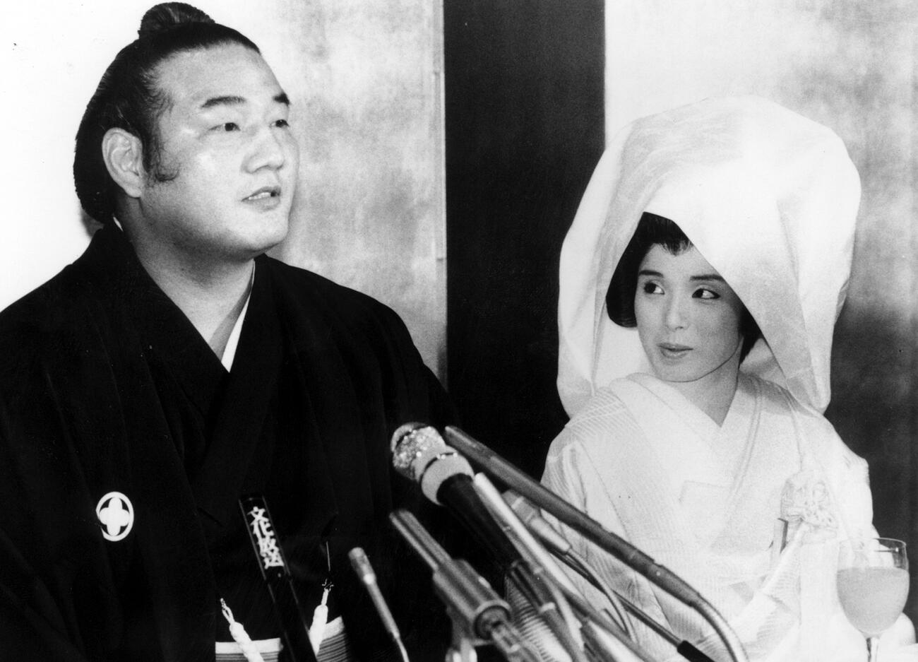 85年9月、結婚式を挙げる若嶋津（当時）と高田みづえ