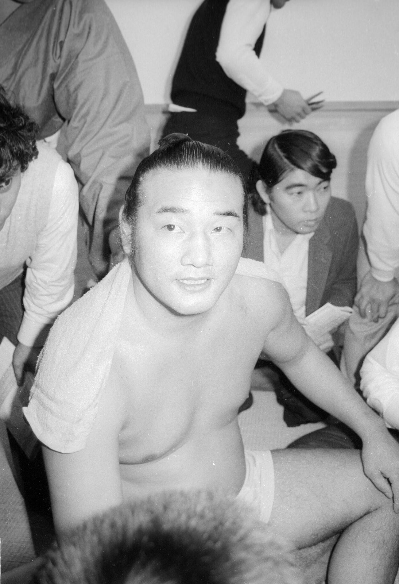 86年1月、大相撲初場所14日目　かど番を脱出して支度部屋でホッとした表情を見せる大関若嶋津