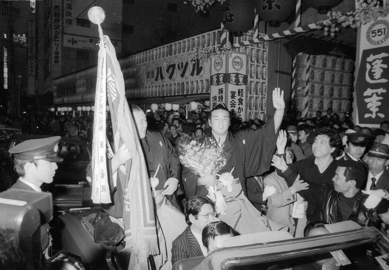 84年3月、大相撲春場所千秋楽　14勝1敗で初優勝を飾り、横綱隆の里（左）を旗手にパレードに出る大関若嶋津