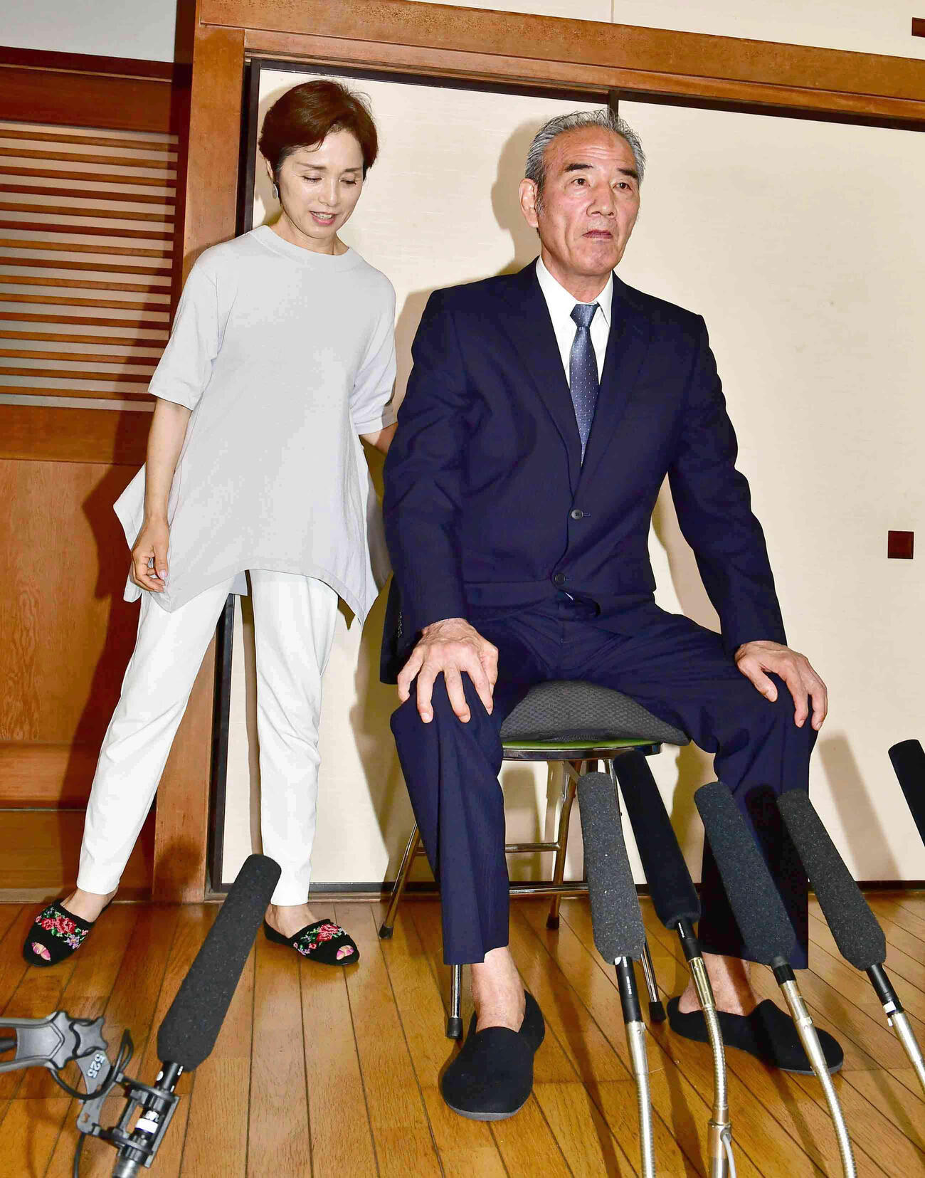 二所ノ関親方（元大関若嶋津）に付きそうおかみの元歌手高田みづえ夫人（2019年5月撮影）　