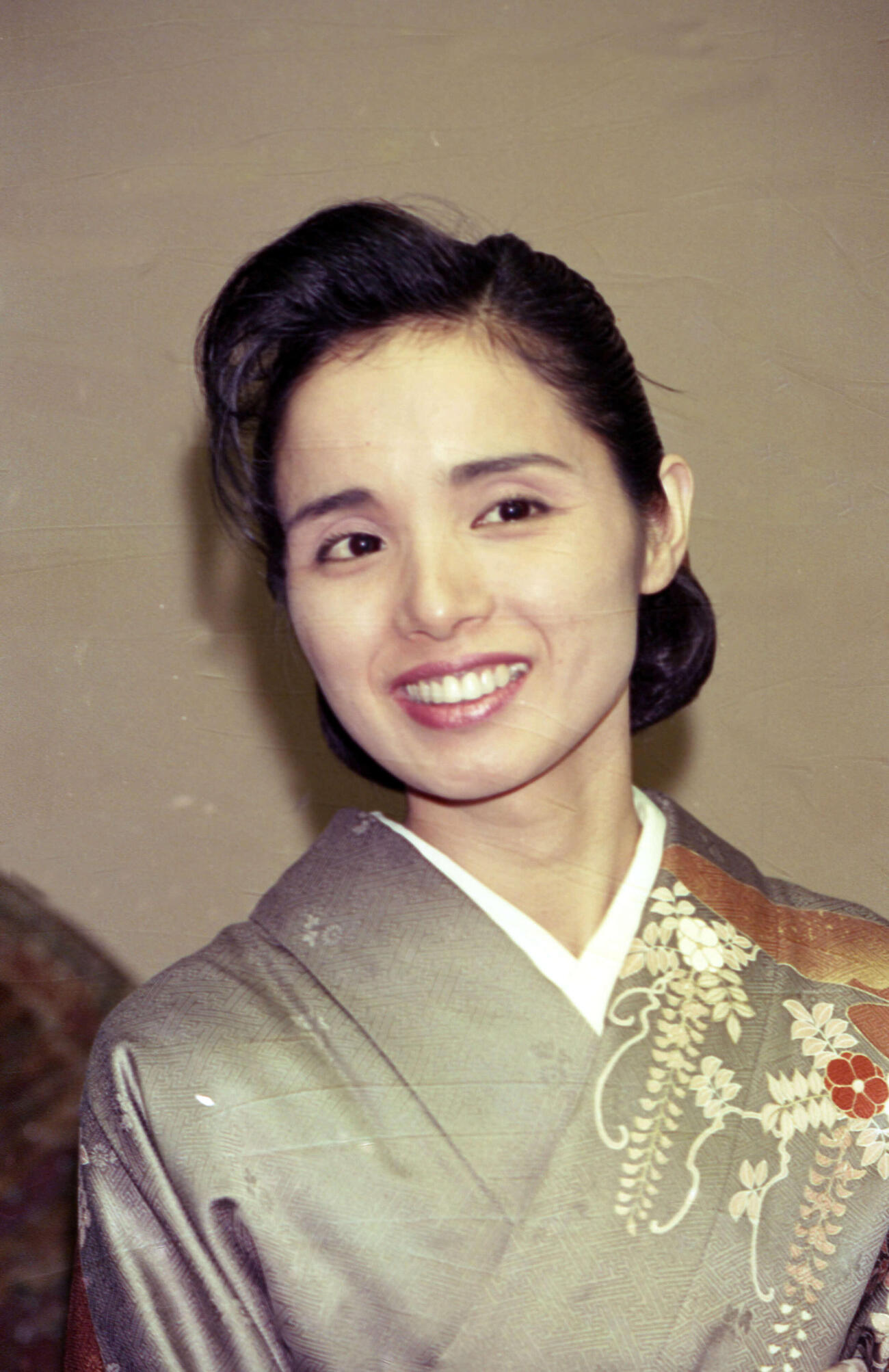 元大関若嶋津の松ケ根親方を見守るみづえ夫人（1988年1月撮影）