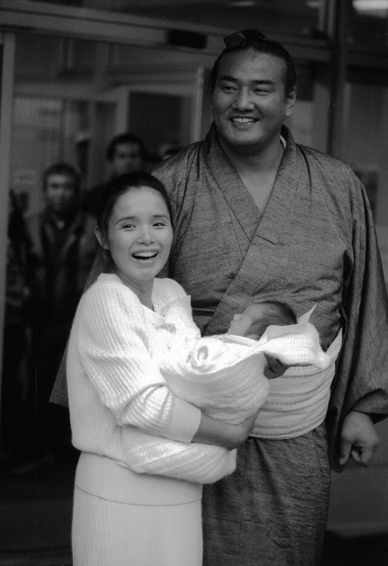 長男・勝信ちゃんを抱いて退院する高田みづえ夫人と大関若嶋津（1986年12月撮影）