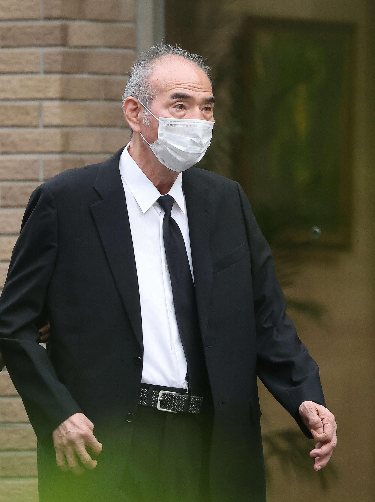 23年7月、花田香代さんの通夜に参列する元大関若嶋津の荒磯親方