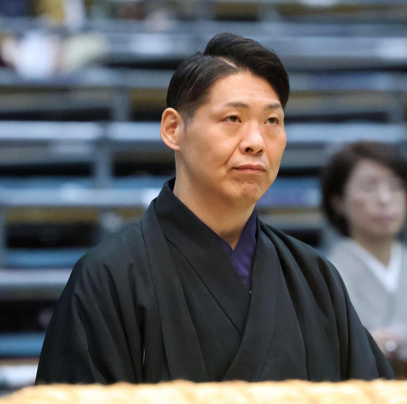 審判を務める放駒親方（元関脇玉乃島）（撮影・西尾就之）