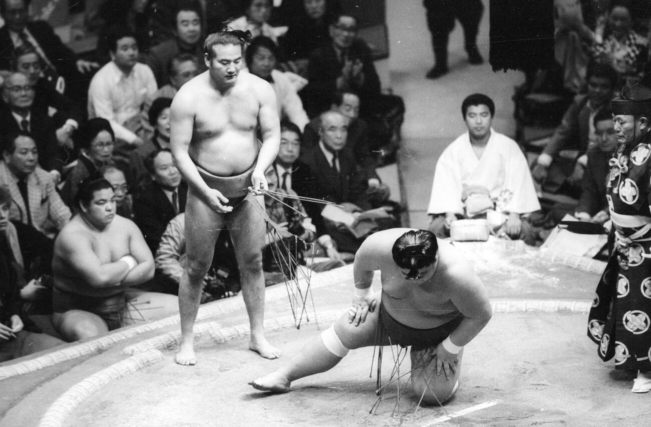 87年1月、琴ケ梅を切り返し30歳の誕生日を自ら祝った若嶋津