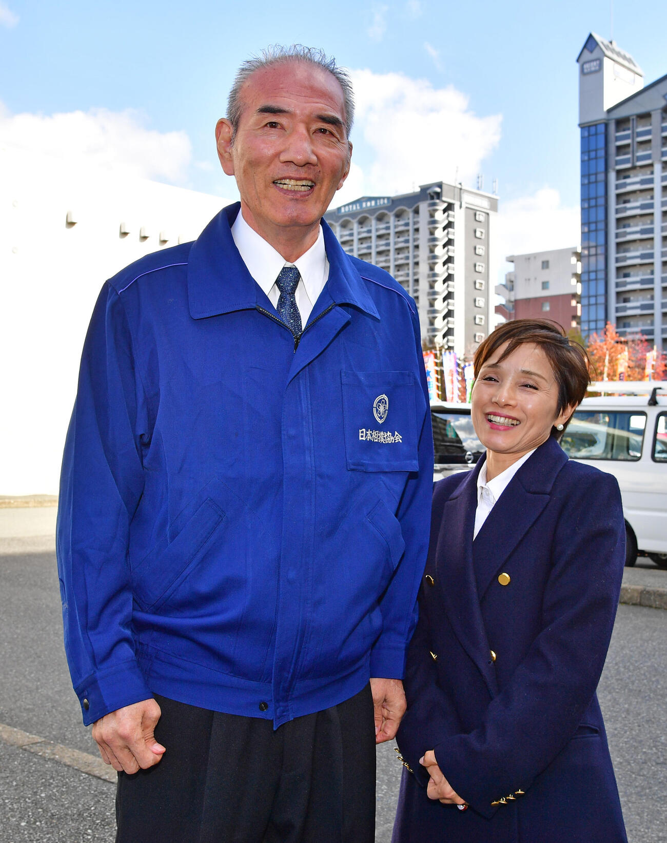 19年11月、仲むつまじい二所ノ関親方（左）とみづえ夫人