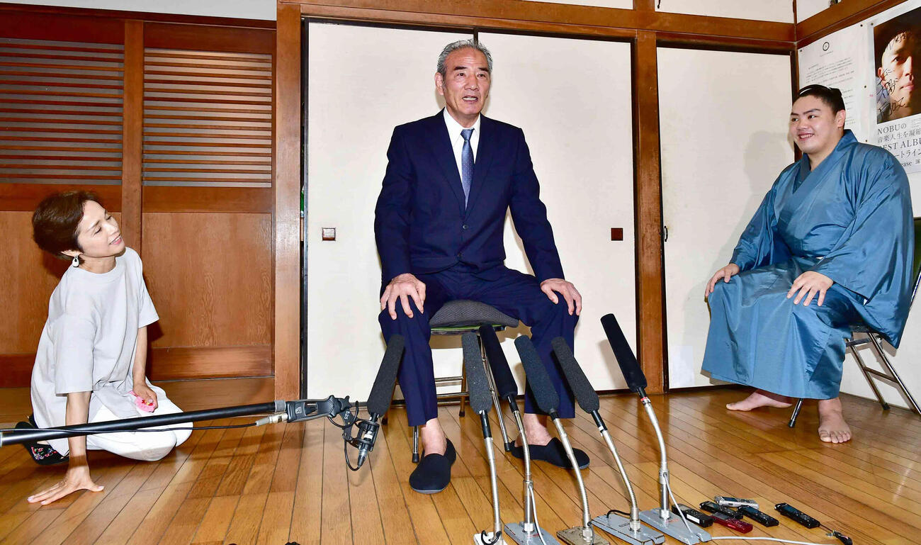 二所ノ関親方（元大関若嶋津）に付きそうおかみの元歌手高田みづえ夫人（2019年5月撮影）　