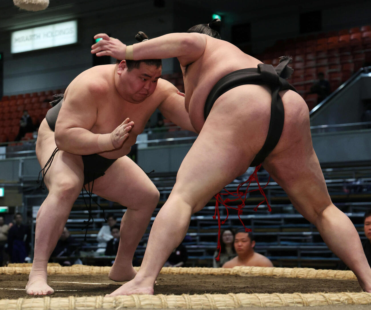 旭富士は寄り切りで富豊を下し5連勝とした（撮影・西尾就之）