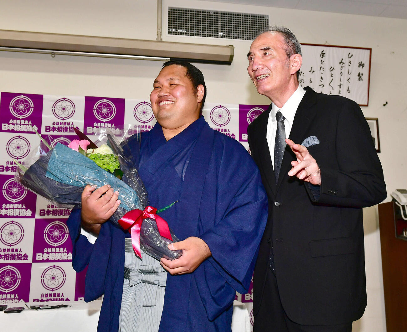 22年6月、サプライズで登場し元小結松鳳山（左）に激励の花束を贈呈する先代二所ノ関親方