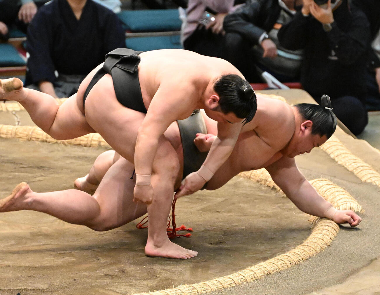 幕下の炎鵬（手前）は下手投げで延原を下し、勝ち越しを決めた（撮影・石井愛子）
