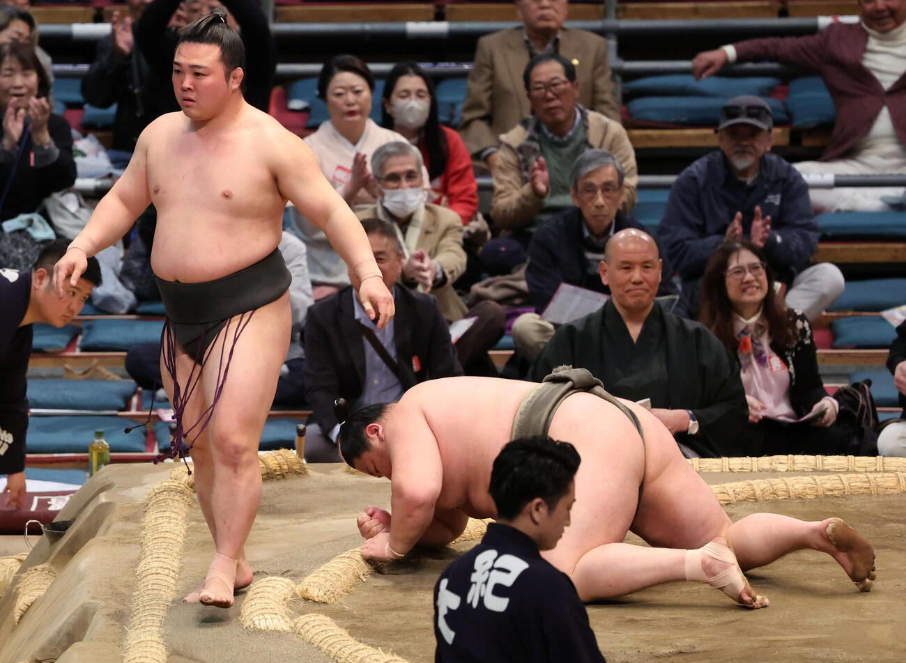 幕下の炎鵬は下手投げで延原を下し、勝ち越しを決めた（撮影・西尾就之）