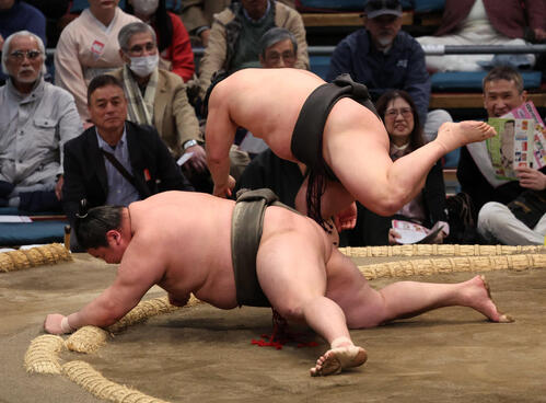 炎鵬が連勝で4場所連続の勝ち越し　3年ぶりの関取復帰に前進