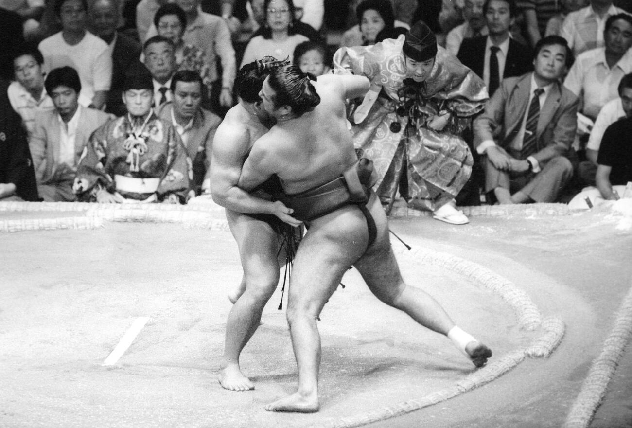 1983年9月、大相撲秋場所　全勝同士の対戦は、千代の富士（左）が速攻で若島津改め若嶋津（右）を寄り切る