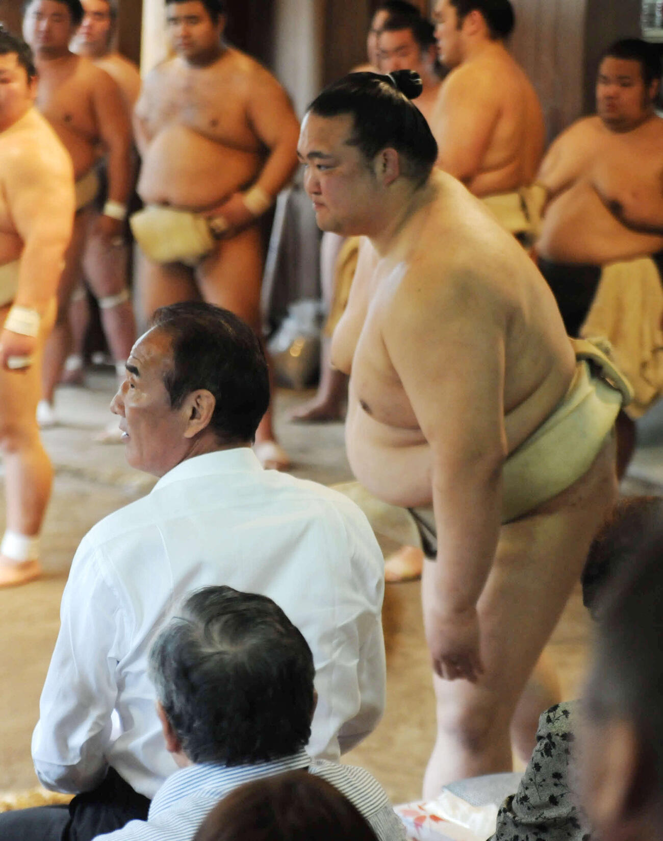 16年5月、二所ノ関親方（左＝元大関若嶋津）（左）にあいさつして引き揚げる稀勢の里
