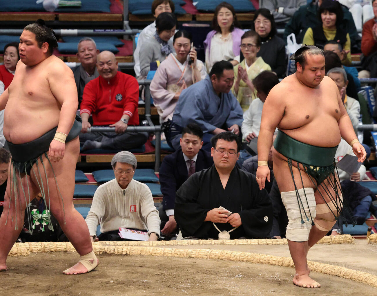 十両の島津海（右）は錦木に寄り切りで敗れガックリと引き揚げる（撮影・西尾就之）