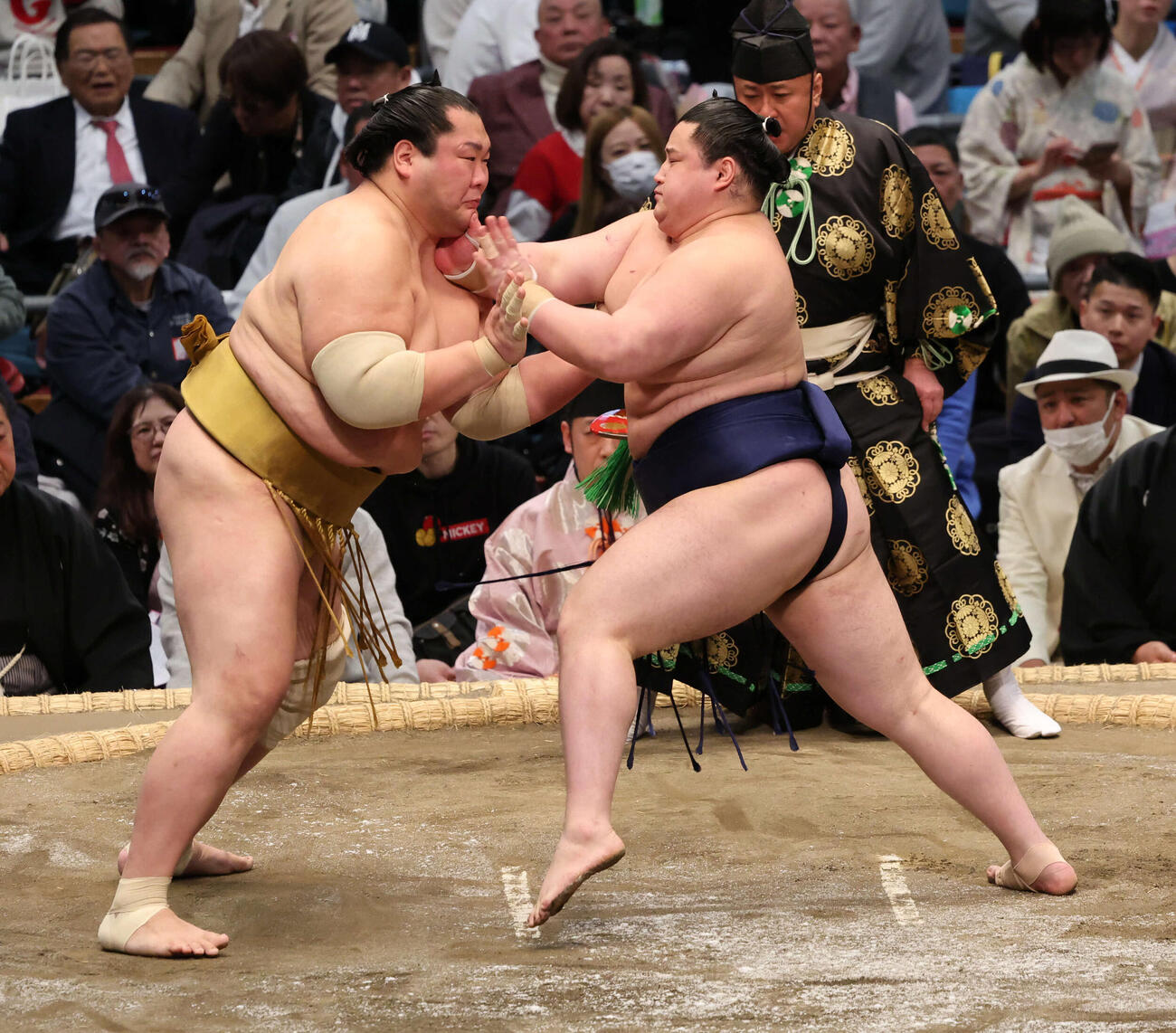 十両の若ノ勝は押し出しで輝を破り、1敗をキープし勝ち越しを決めた（撮影・西尾就之）