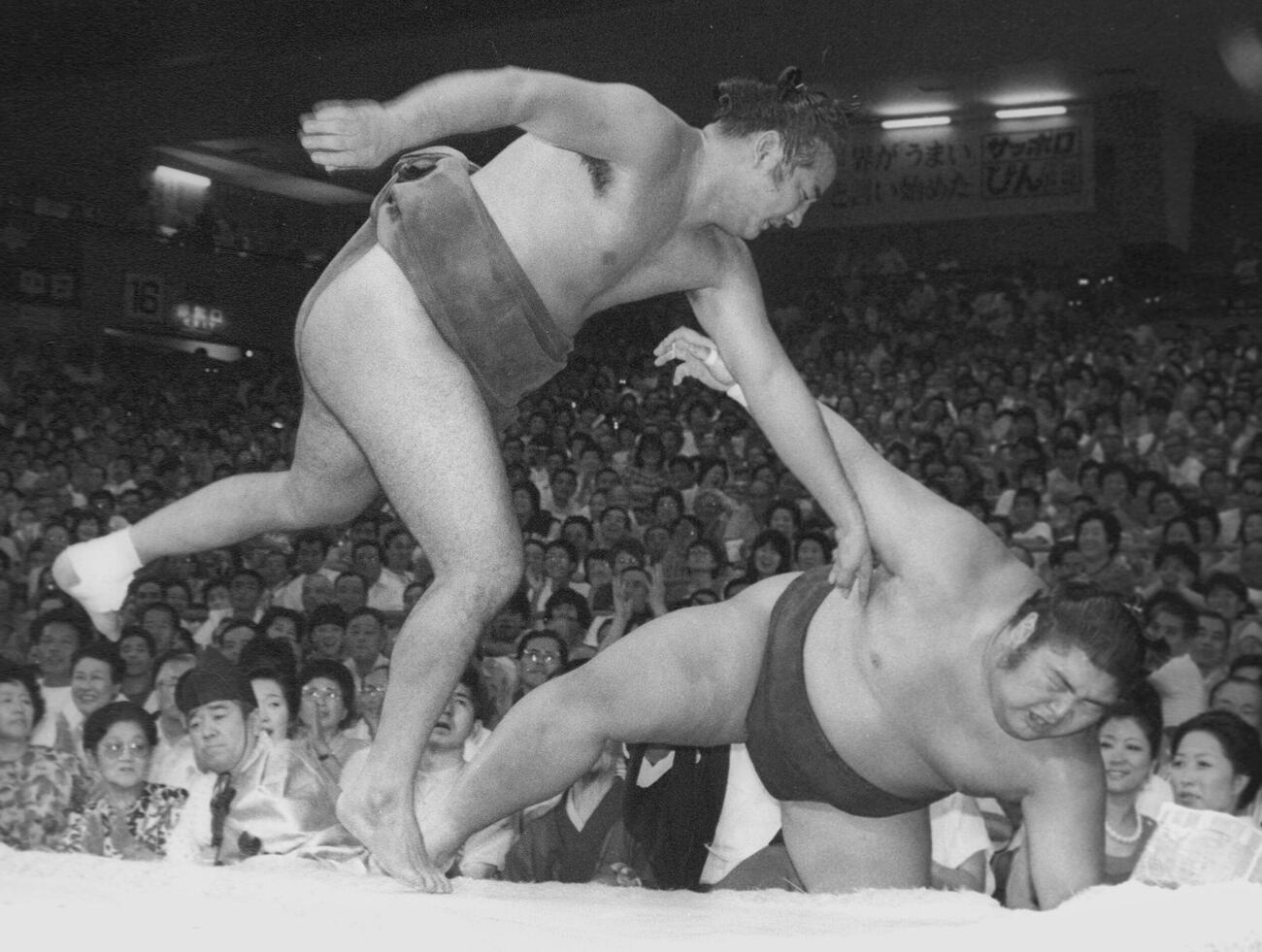 1984年7月、大相撲名古屋場所千秋楽で琴風（右）を寄り切りで破り、全勝優勝を決めた若島津（共同）