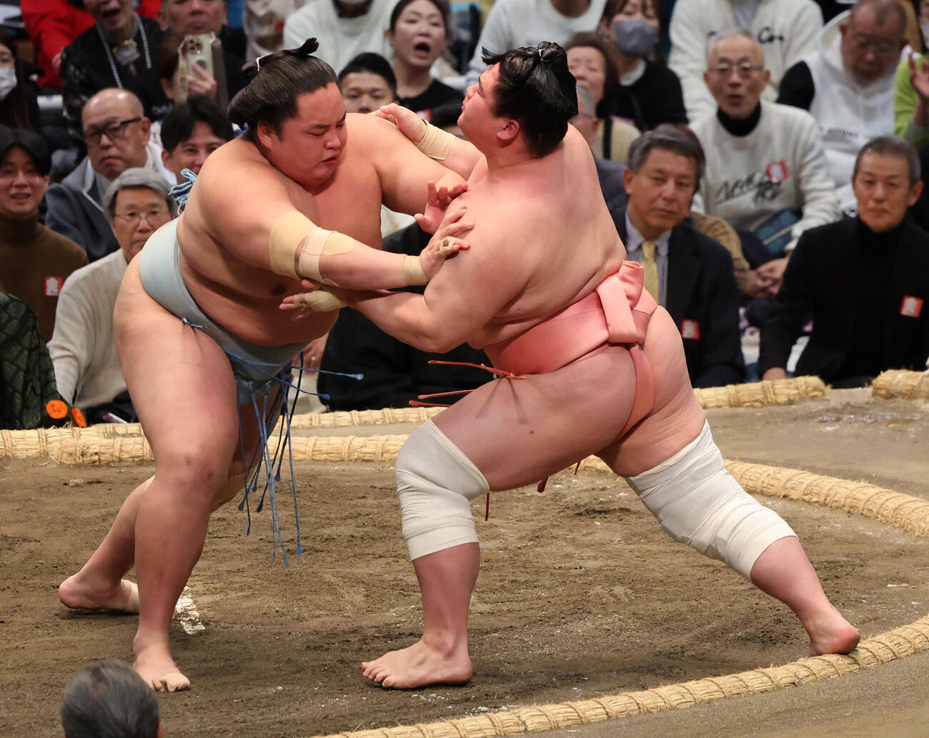 琴勝峰は押し出しで宇良を破り勝ち越しを決めた（撮影・西尾就之）
