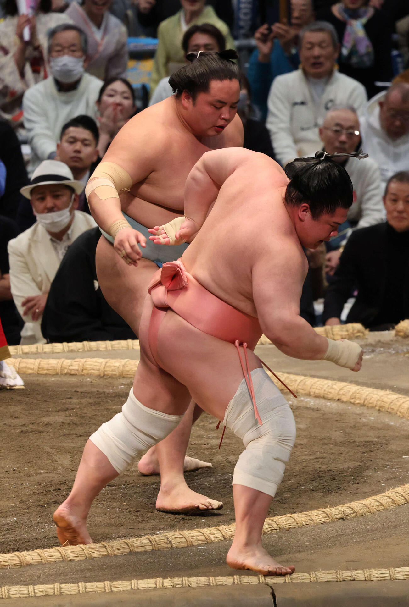 琴勝峰（左）は押し出しで宇良を破り勝ち越しを決めた（撮影・西尾就之）