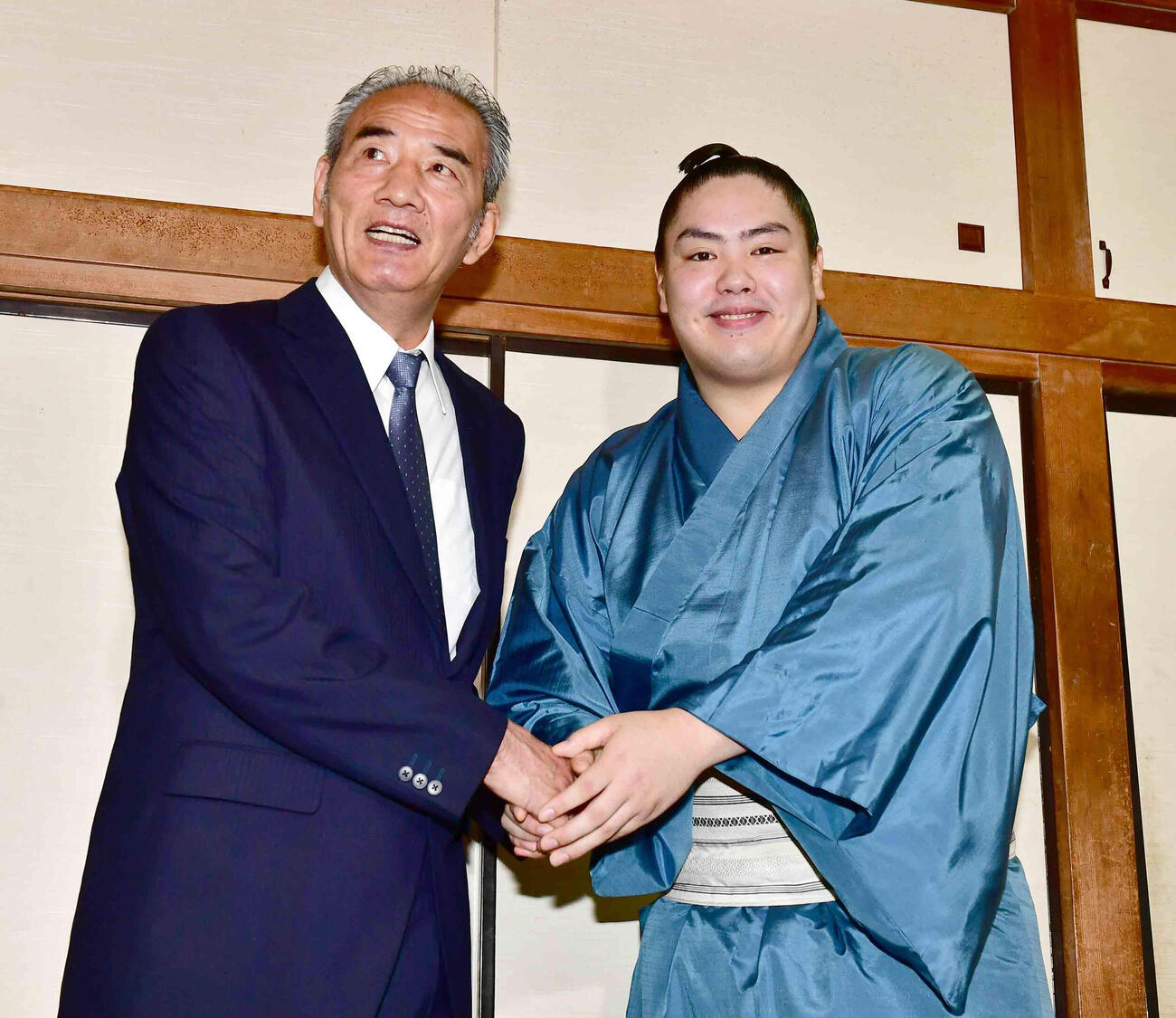 19年5月、十両昇進が決まった一山本と握手する二所ノ関親方