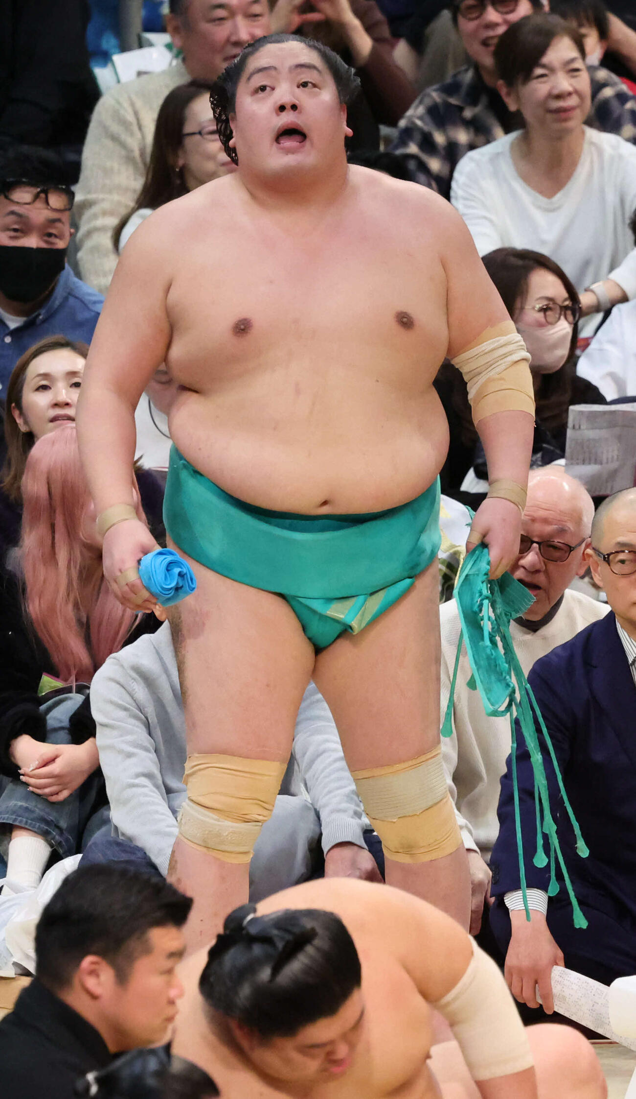 敗れた一山本は息を弾ませながら引き揚げる（撮影・西尾就之）