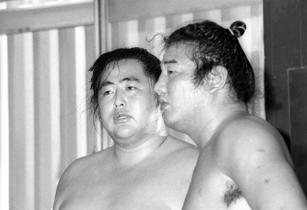84年4月、出稽古に来た大乃国（左＝放駒部屋）と若嶋津