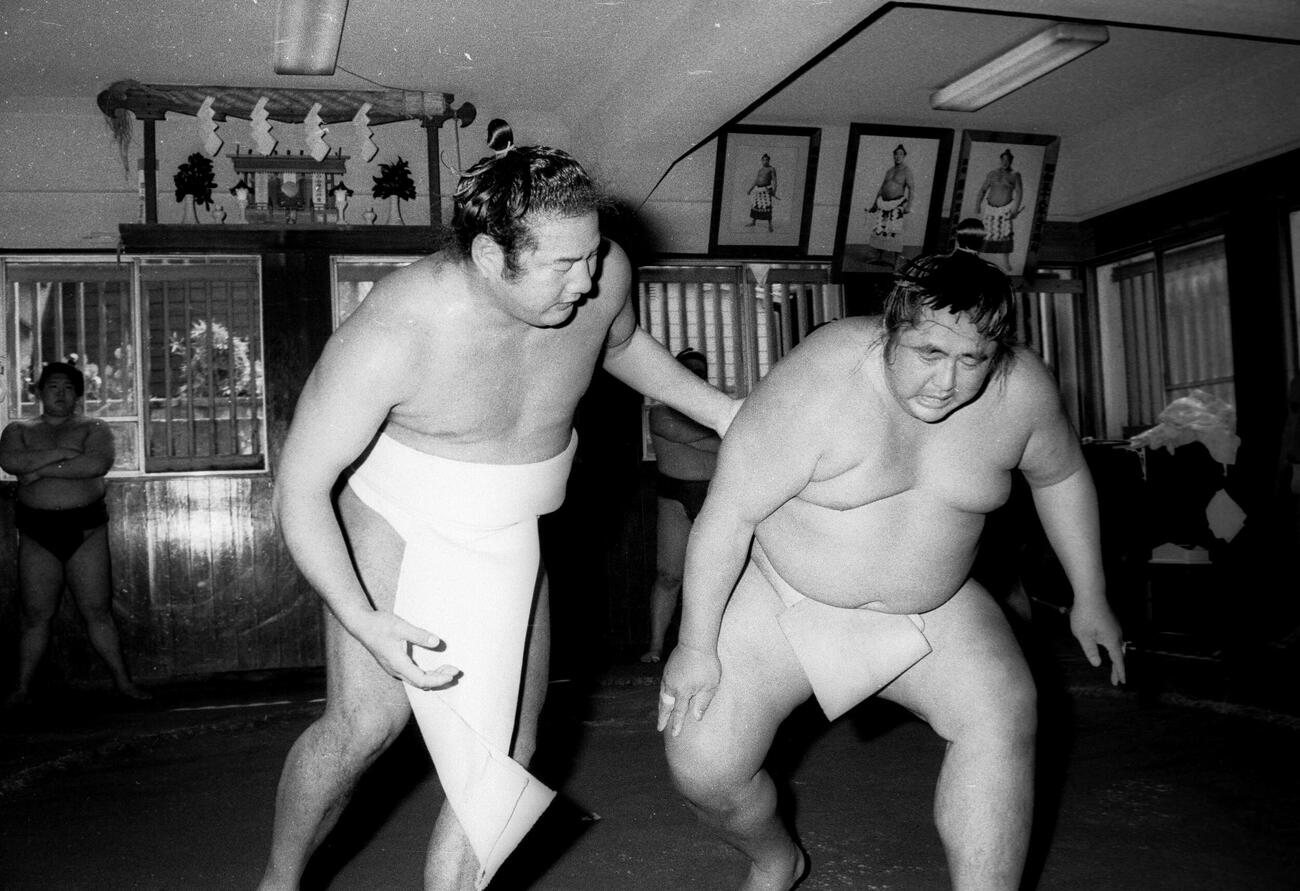 84年4月、出稽古に来た大乃国（右＝放駒部屋）と三番稽古で火花を散らす若嶋津