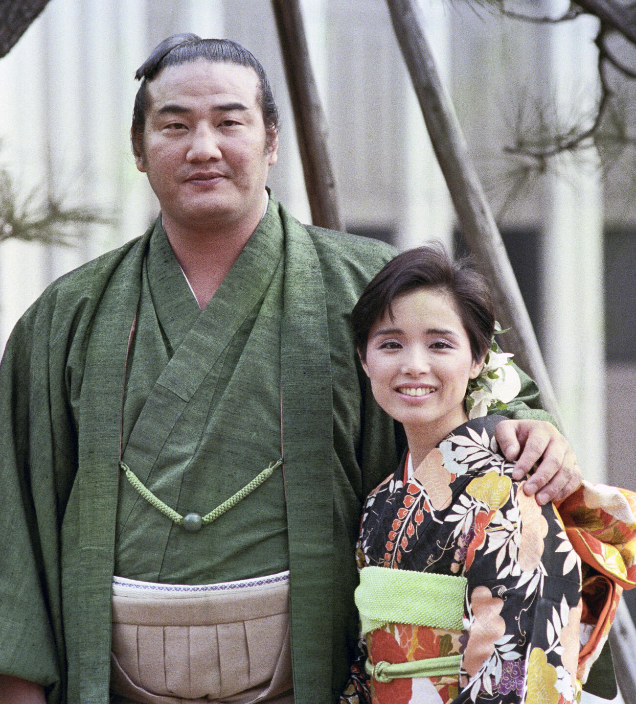 1985年2月、婚約を発表した大関・若嶋津関と高田みづえさん（共同）
