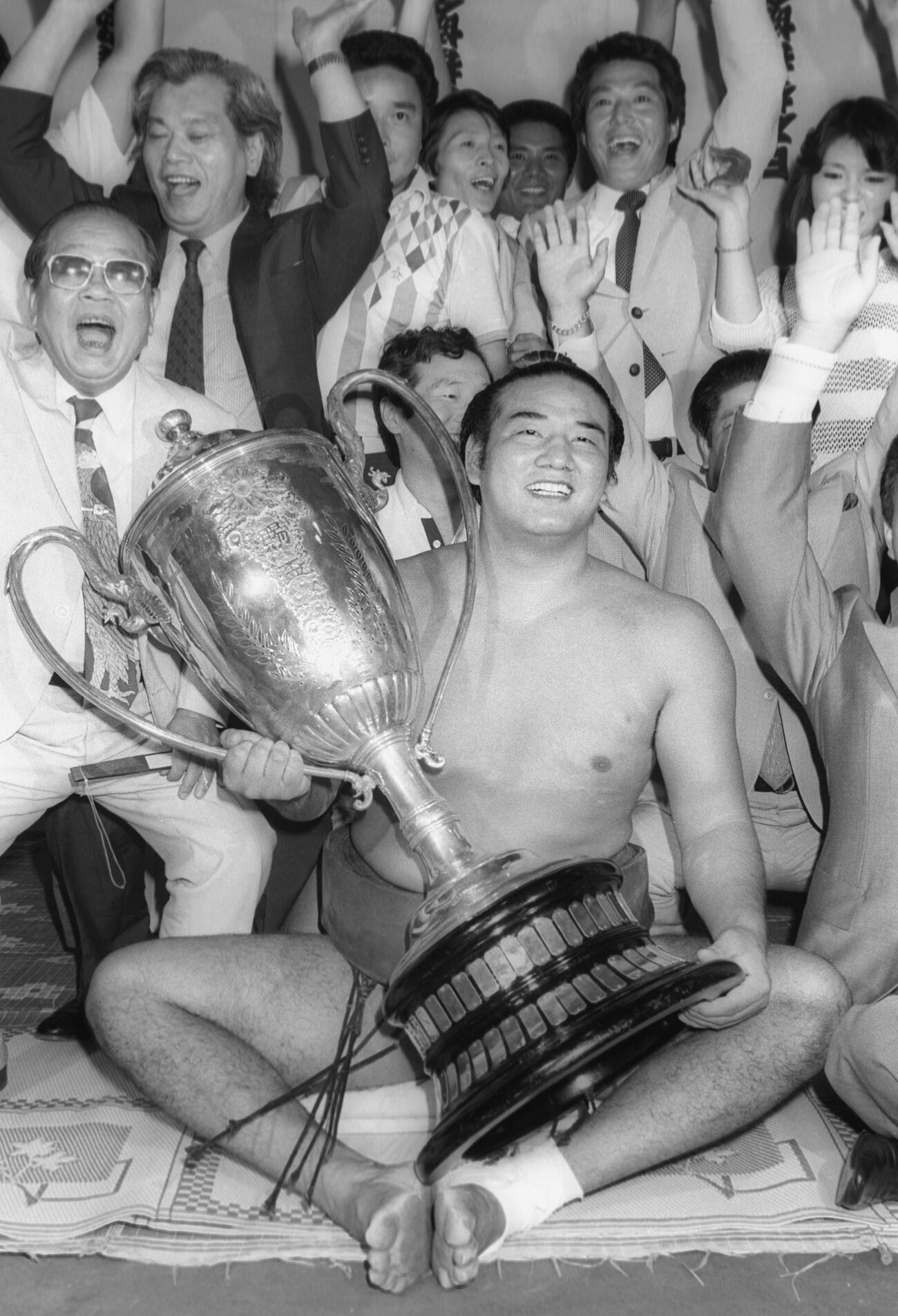 1984年7月、大相撲名古屋場所で全勝優勝し、賜杯を手に喜びの若嶋津（共同）