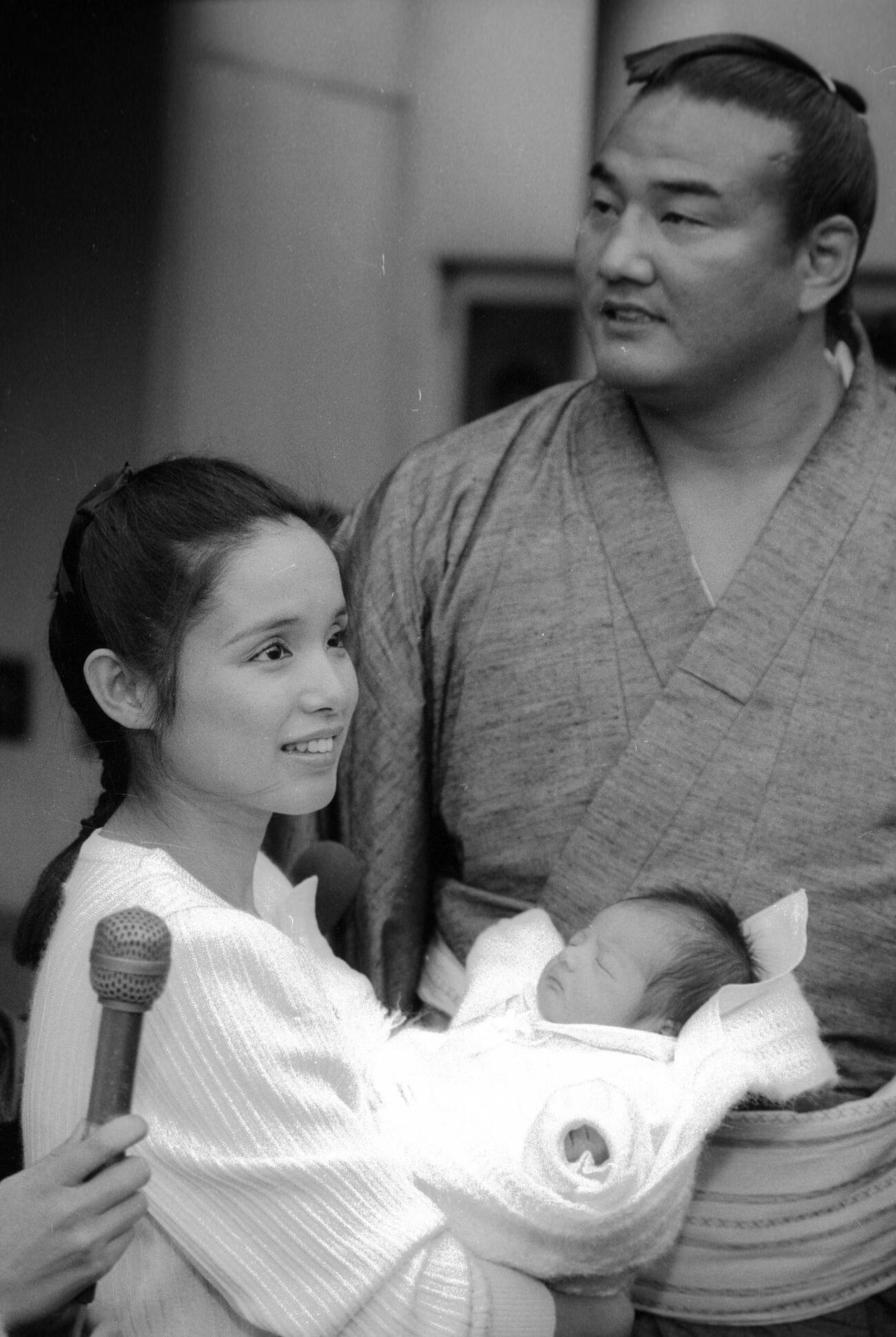 86年12月、長男・勝信ちゃんを抱いて退院するみづえ夫人と若嶋津