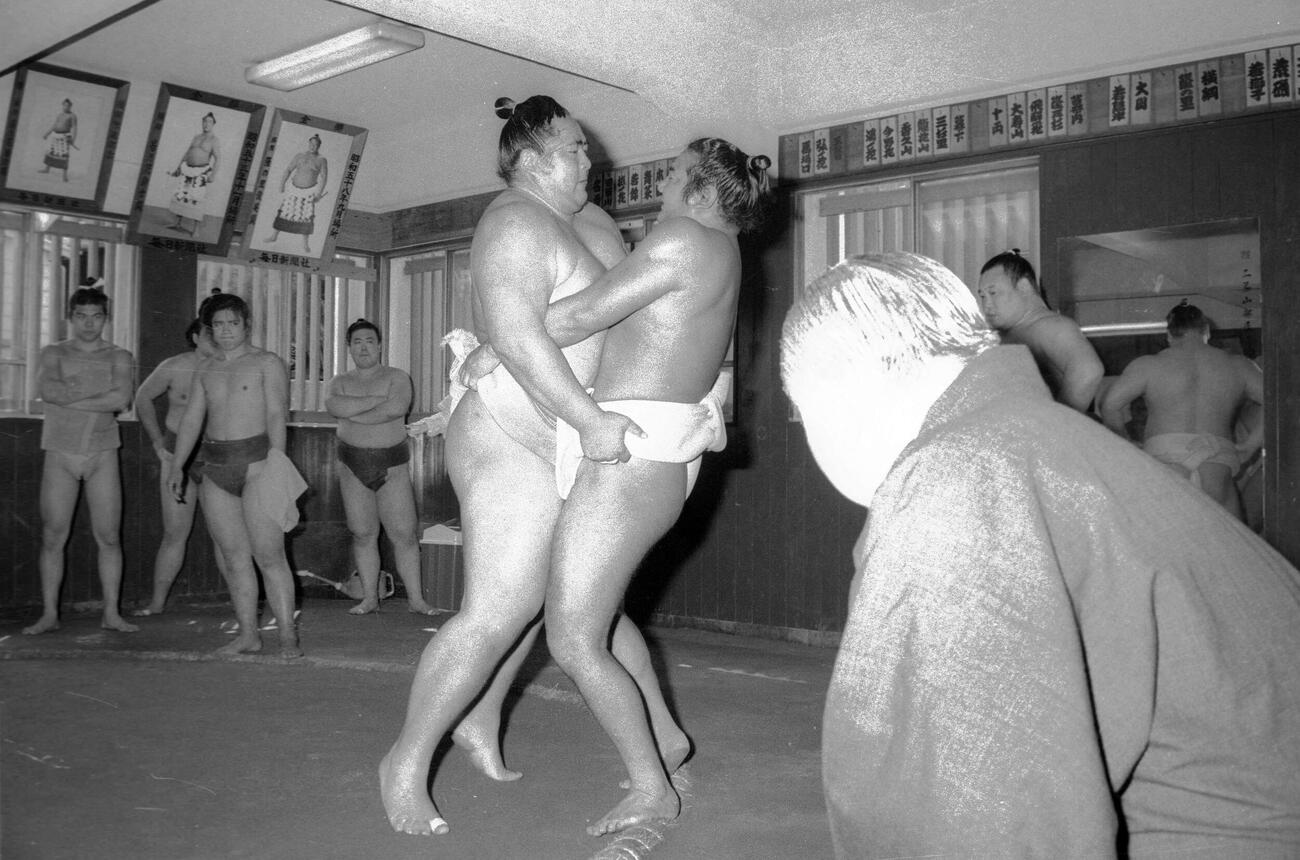 84年4月、二子山親方（右手前＝45代横綱若乃花）の見守る中、三番稽古で火花を散らす大乃国（左＝放駒部屋）と若嶋津（右）