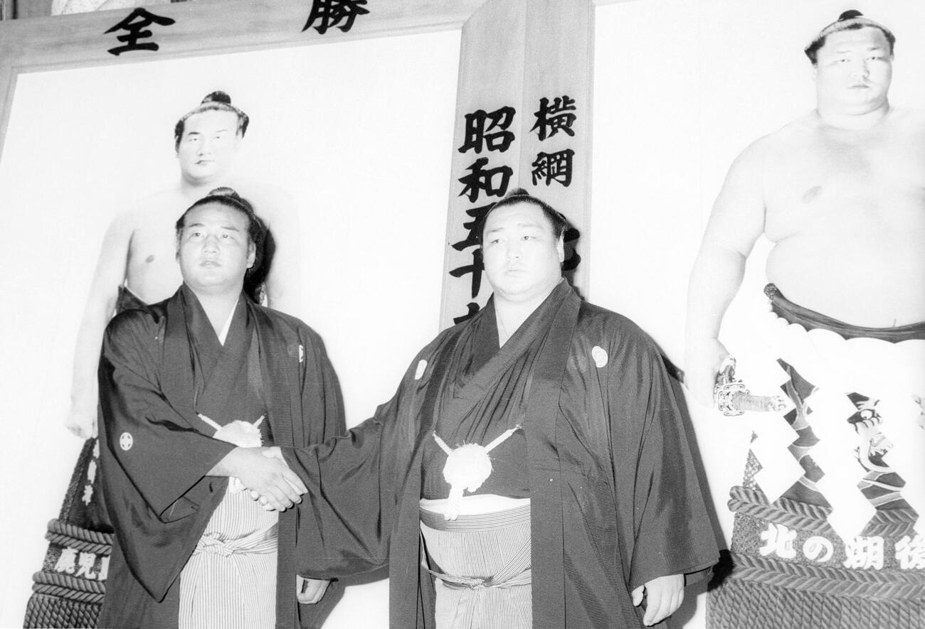 1984年9月、夏場所24度目の優勝の横綱北の湖（右）と名古屋場所2度目の優勝の大関若嶋津（左）の優勝額贈呈式