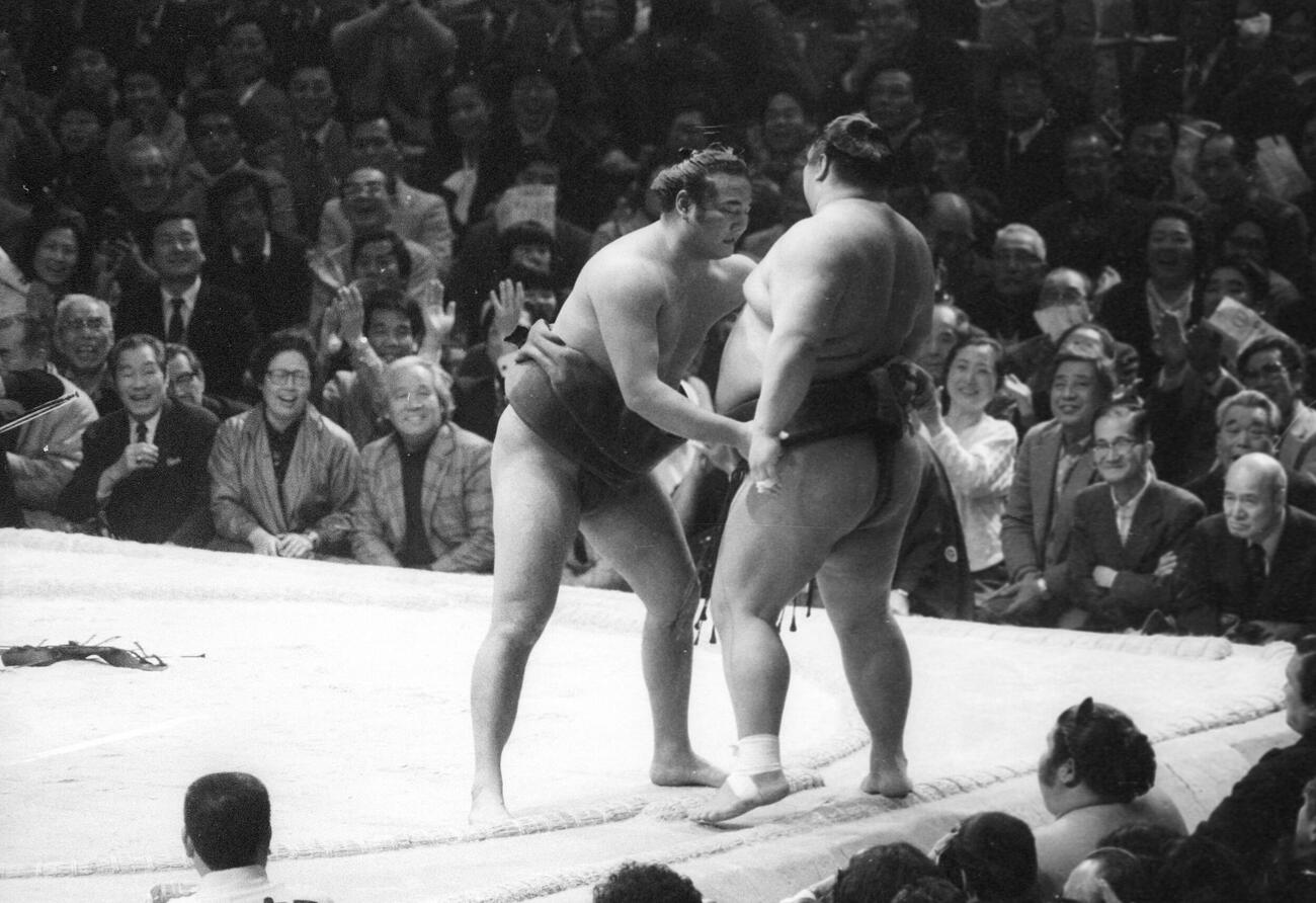 1984年3月　北の湖を寄り切り、悲願の初優勝を決めた若嶋津（左）