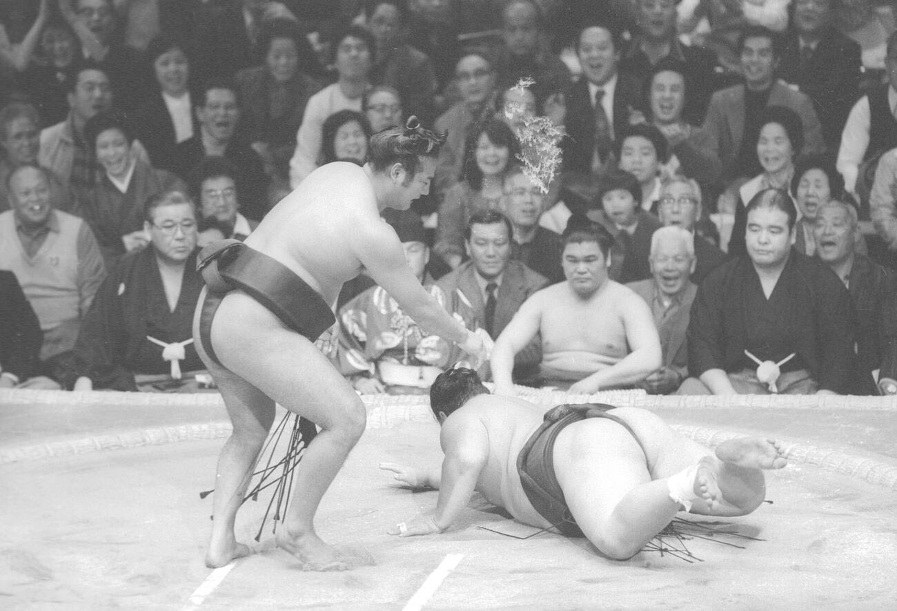1983年1月、大相撲初場所　北の湖を右からの上手投げで土俵にはわせた新大関若島津（左）