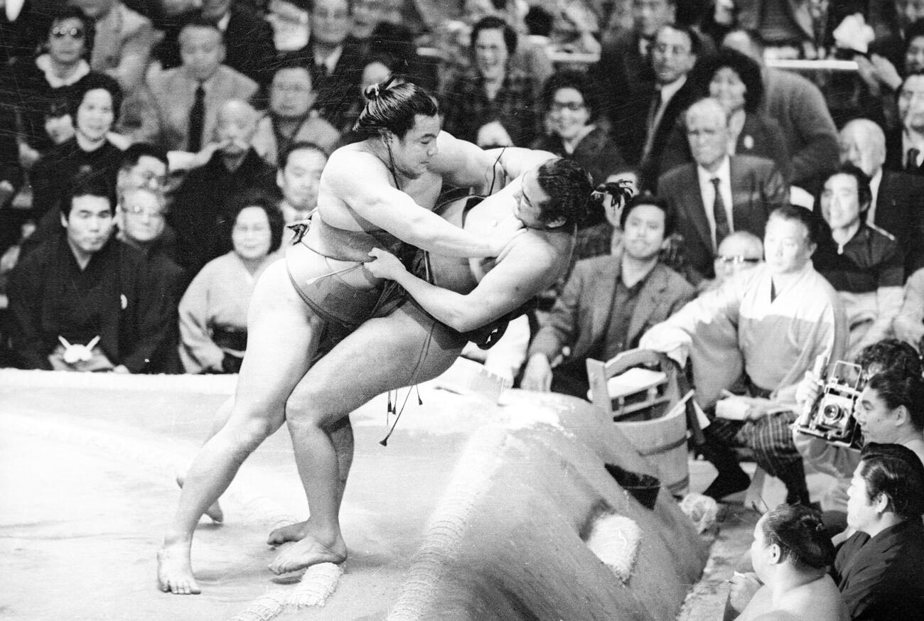 1982年1月　大相撲初場所　土俵際必死に粘る若島津（右＝のち若嶋津）を寄り倒した千代の富士