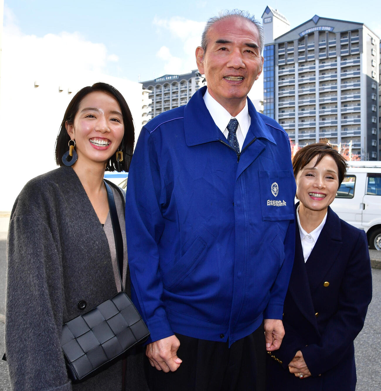 19年11月、仲むつまじい二所ノ関親方（元大関若嶋津・中央）とみづえ夫人（右）、左は娘アイリさん