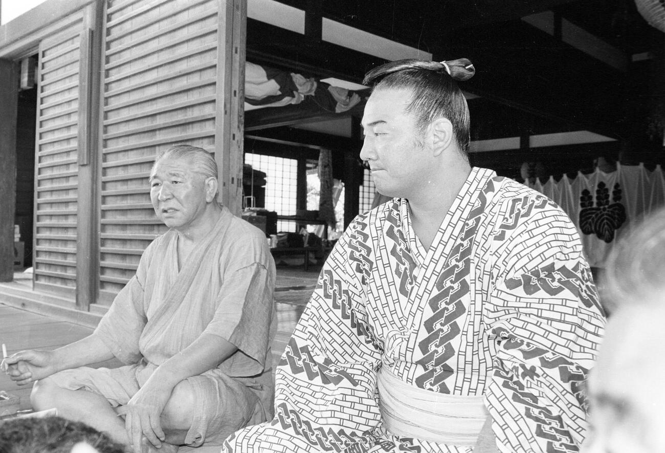 87年7月、師匠の二子山親方（左）と引退会見をする若嶋津