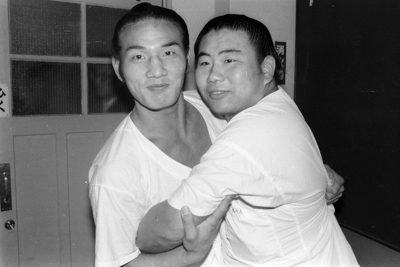 1979年、支度部屋でふざけ合う日高（左、後の若嶋津）と大寿山