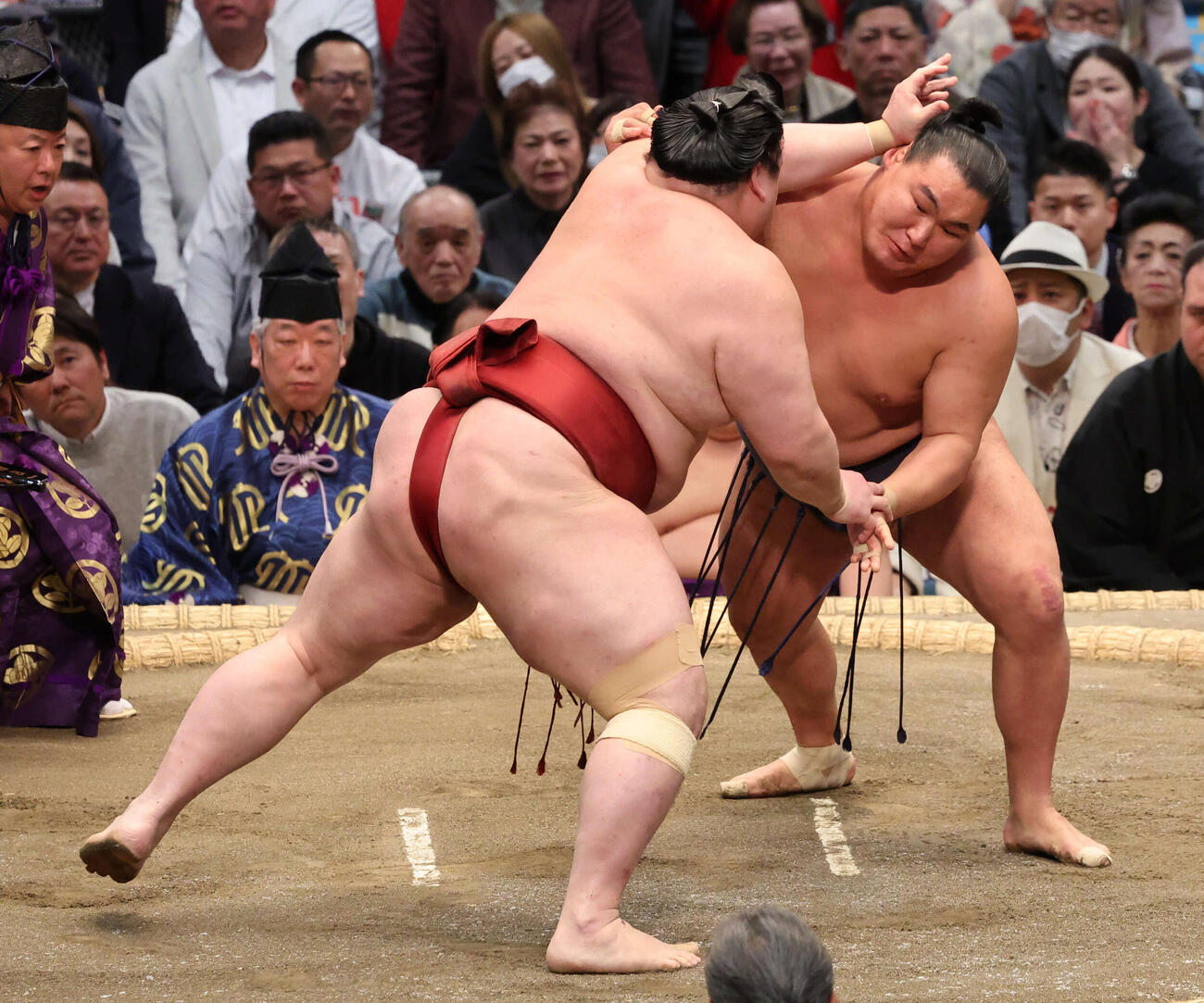 豊昇龍は一気の寄り切りで1敗だった隆の勝を下す（撮影・西尾就之）