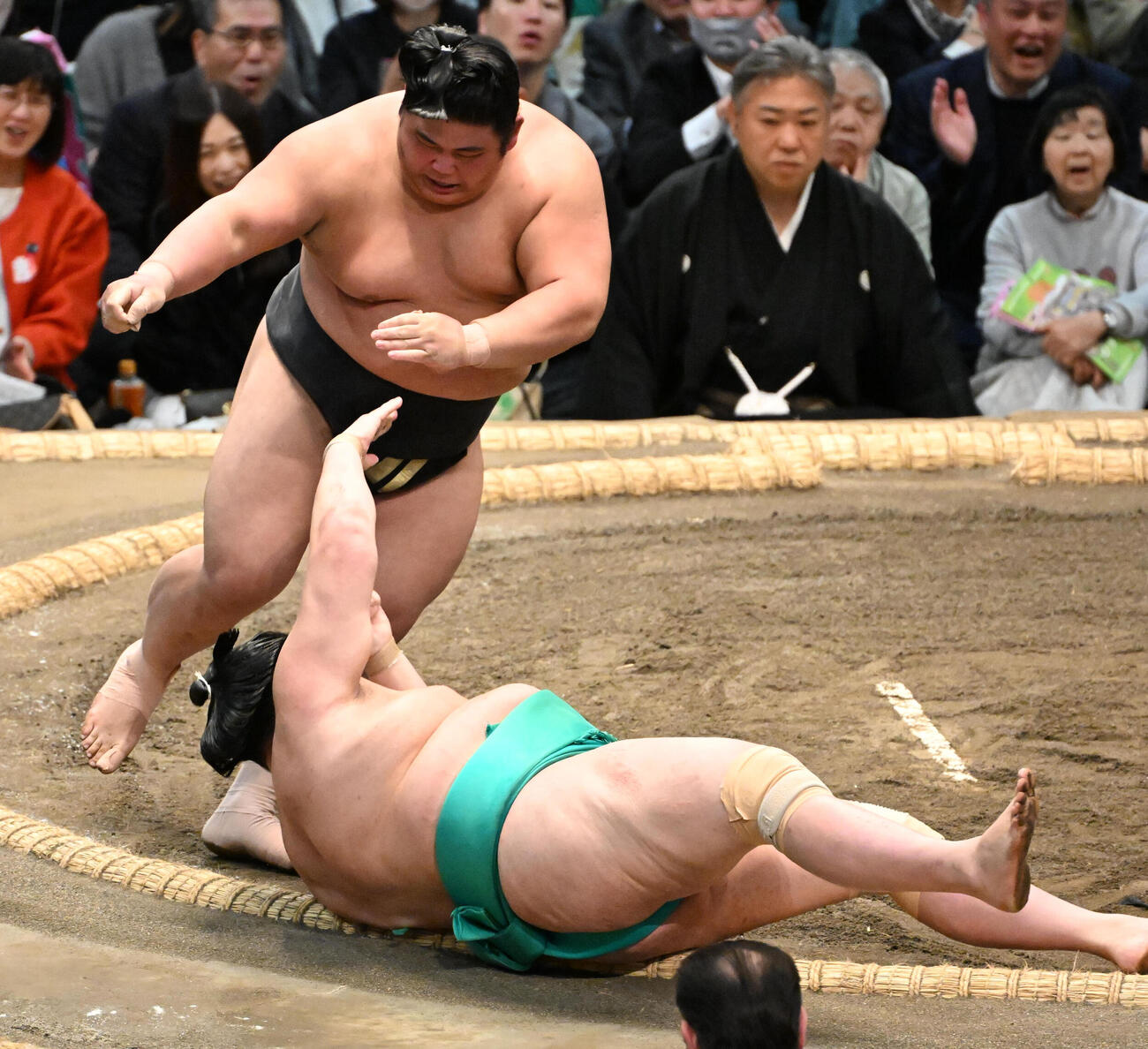 伯乃富士（左）は上手捻りで一山本を下す（撮影・石井愛子）