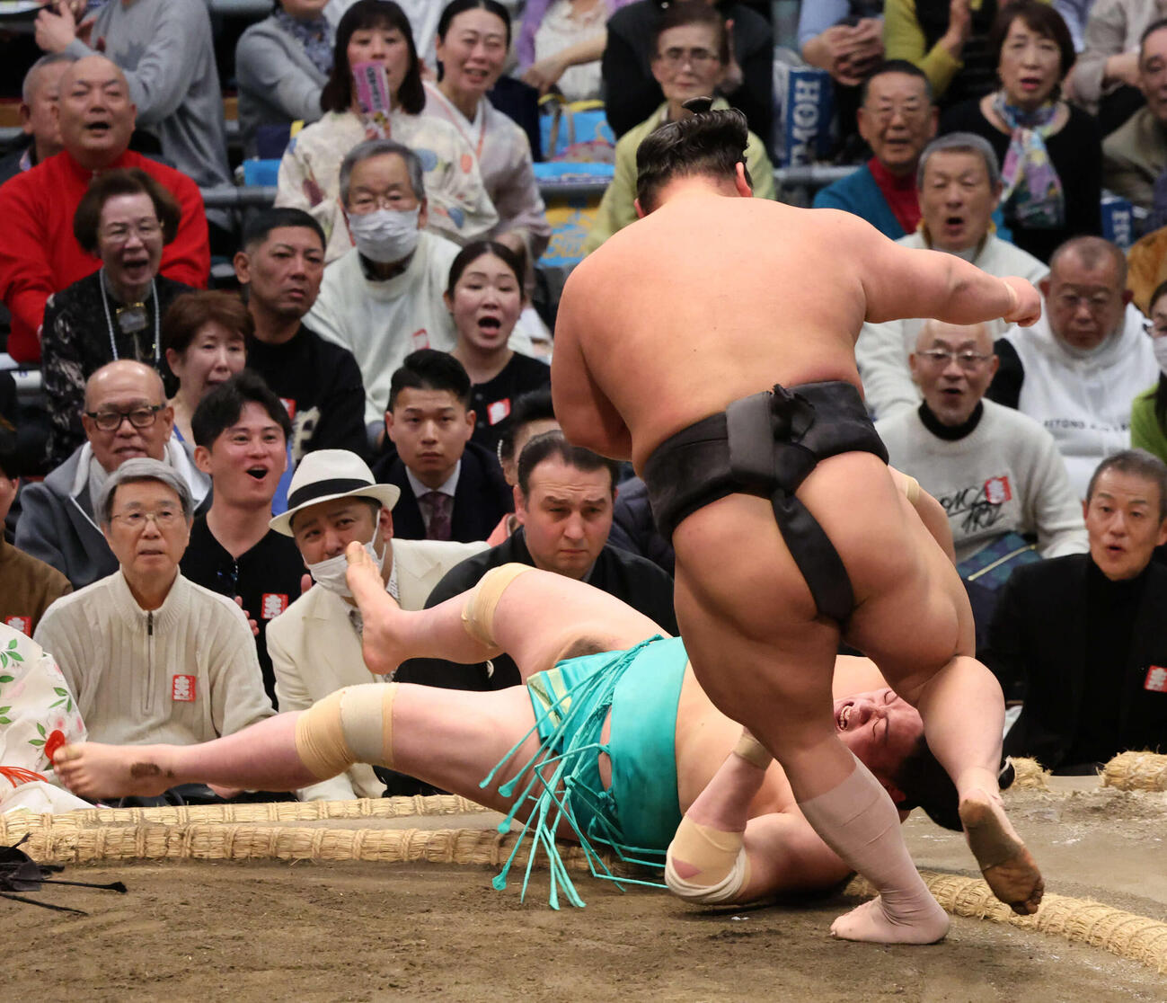 一山本は押し込んだものの、土俵際で伯乃富士の上手ひねりで敗れる（撮影・西尾就之）