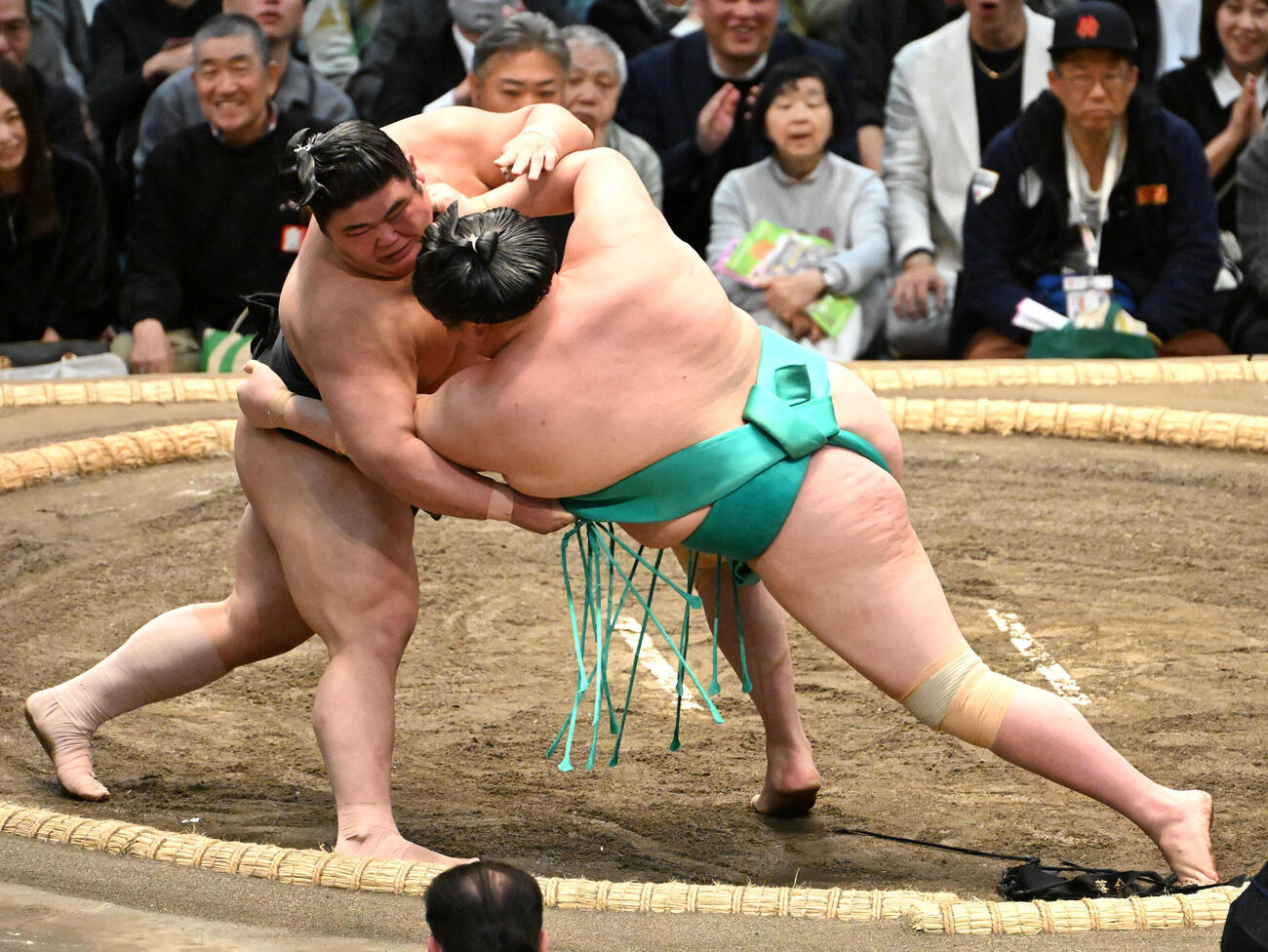 伯乃富士（左）は上手捻りで一山本を下す（撮影・石井愛子）