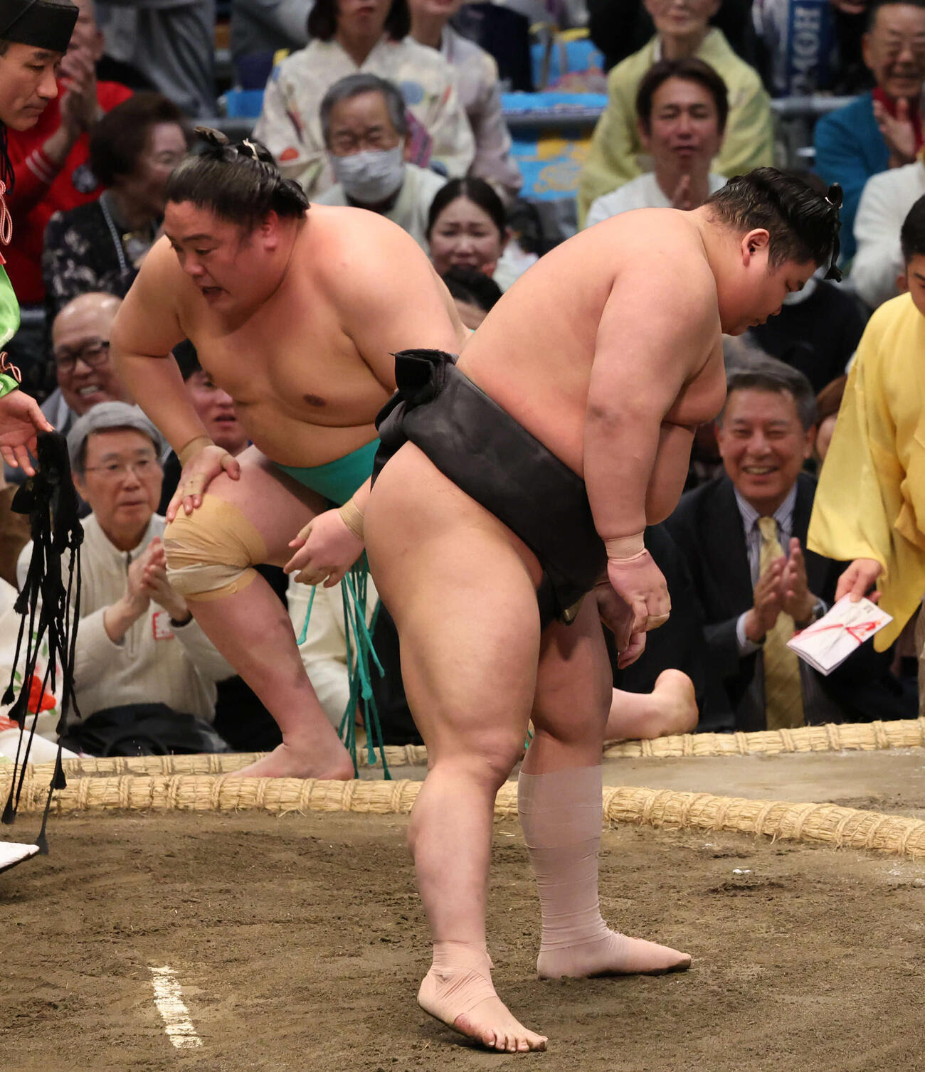 一山本は押し込んだものの、土俵際で伯乃富士の上手ひねりで敗れる（撮影・西尾就之）