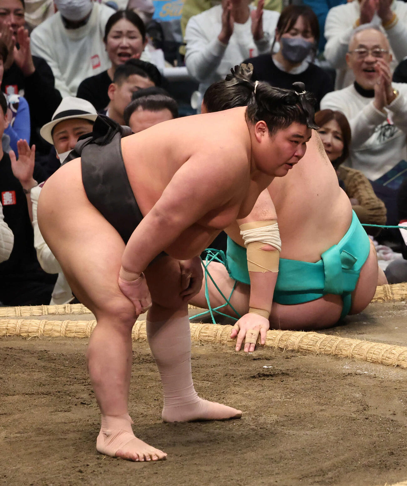 土俵際の上手ひねりで一山本を下した伯乃富士（撮影・西尾就之）