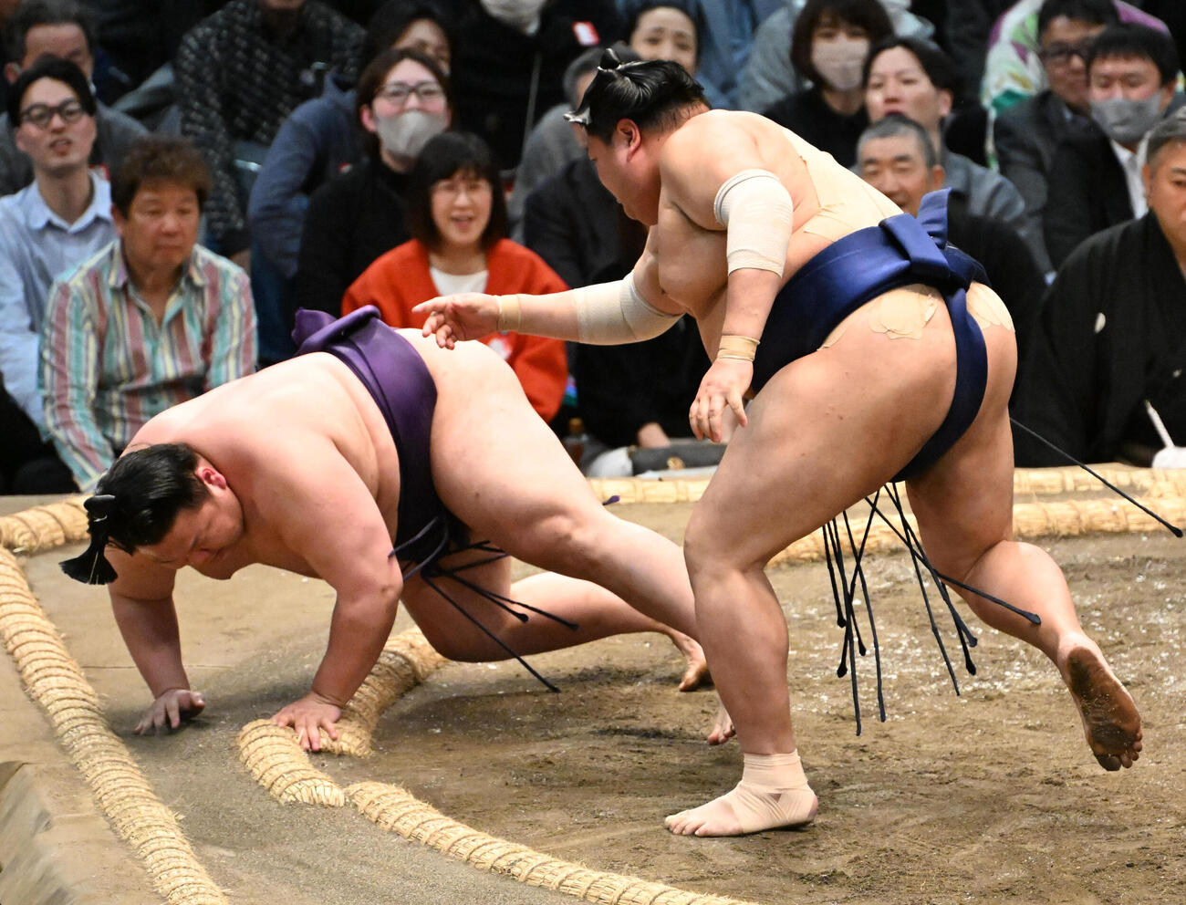 阿炎（右）は叩き込みで美ノ海を下す（撮影・石井愛子）