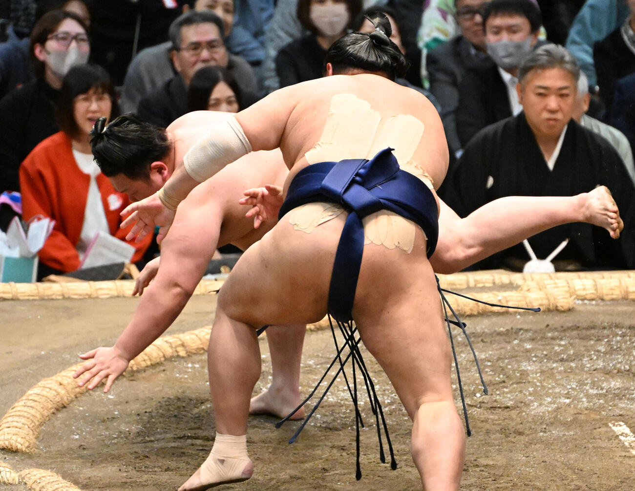 阿炎（右）は叩き込みで美ノ海を下す（撮影・石井愛子）